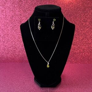 🩷Silver and Green Gemstone Earrings🩷